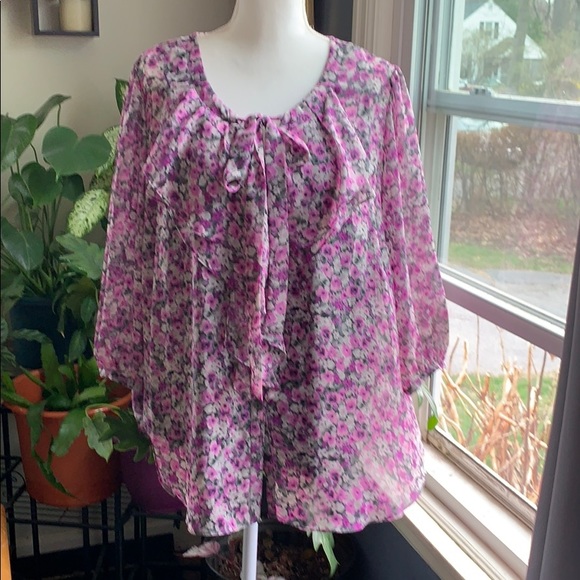 Elle Tops - 3/$25🌟🌟🌟Elle Floral blouse with collar tie